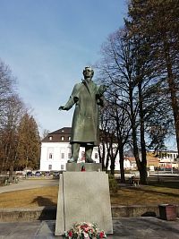 socha v parčíku na námestí Jána Kollára