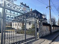 bočná kovová brána