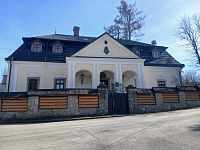 kúria, ktorú dali postaviť členovia rodu Benických, neskôr patrila Rakovským