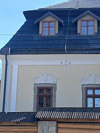 časť budovy s manzardovou strechou