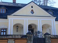 vstupný portikom s trojuholníkovým štítom