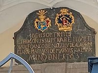 erby Wolganga Benitzkeho a Klarie Mariassovej, nad vchodom do budovy