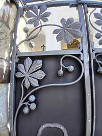 gaštanová výzdoba vstupnej brány