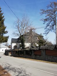 pohľad na kúriu z bočnej strany