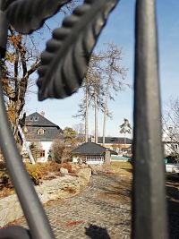 pohľad na kúriu z cesty vedúcej k cintorínu