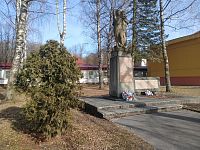 pamätník v areáli školy