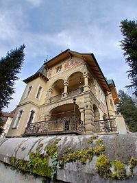 pohľad na vilu z chodníka