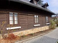 tri okná v prízemí, tri okná na poschodí