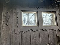 malé zdobené okienka na bočnej stene domku