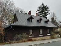 domček je voľnou kópiou drevenice z Nového Hrozenkova