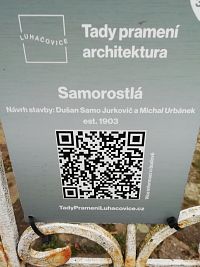 na plote visí cedulka, kde si po zoskenovaní môžete zistiť základné informácie o drevenici