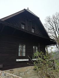 murovaný základ a na ňom drevený dom z roku 1903