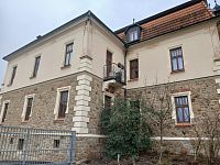 bočná časť, horná časť zdobené jemným ornamentom