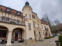 čelná časť hotela