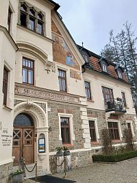 čelná časť, prízemie zdobené kamením