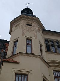 obývaná vežička zdobená jemnou maľbou