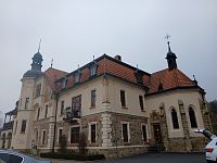 časť budovy s kaplnkou