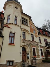 vežička a vstup do hotela