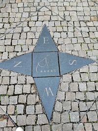 vydlaždená plocha pred vstupom do 4**** hotela