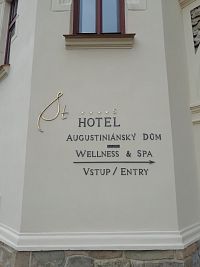 **** hotel s logom ST ( sv. Tomáš - patrón hotela )
