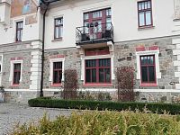 prízemie zdobené kamením