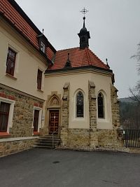 pristavaná kaplnka v neogotickom štýle