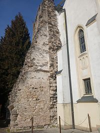 zbytky múrov starej vysokej veže z 13. storočia