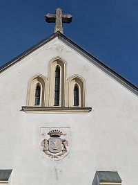 vrchol kostola s erbom a krížom