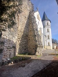 múry starej veže a kostol zo začiatku 20. storočia