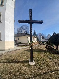 misijný kríž pred kostolom