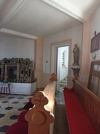 schody v šesťbokej veži vedúce na chór