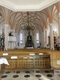 pohľad k hlavnému oltáru