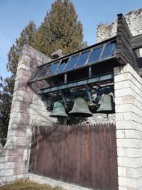 zvony zo starej veže sú umiestnené pred kostolom