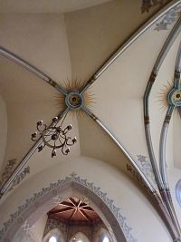 strop s lustrom, v pozadí strop nad hlavným oltárom