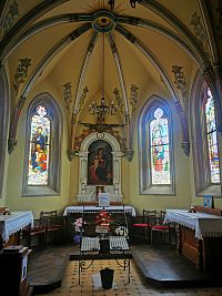 oltárny obraz, vitražné okná a krížová klenba