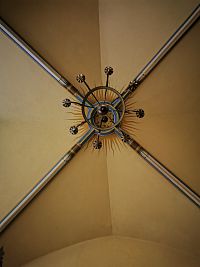 strop s lustrom medzi dverami a hlavným oltárom