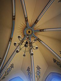 pohľad na strop s lustrom