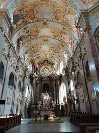 pohľad na hlavný oltár