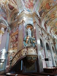 v každom zo 4 pilieroch je vo výklenku socha a v jednom pod ňou kazateľnica bez baldachýnu