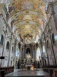 pohľad na hlavný oltár