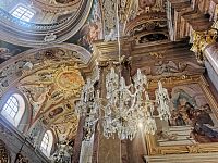 krásna štuková a maľovaná výzdoba i luster