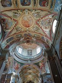 pod ochodzom sú štyri frezky znázorňujúce 4 svetadiely : Amerika, Afrika, Ázia a Európa