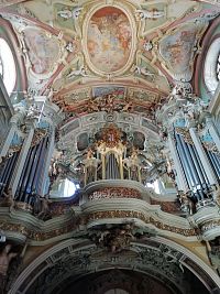 pohľad na celé varhany