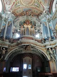 bohato zdobený chór s barokovými varhanmi