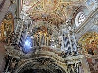 pohľad na chórs varhanmi