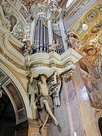 bohatá výzdoba chóra - jedna z bočných častí