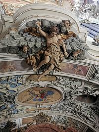 socha anjela v spodnej časti chóra