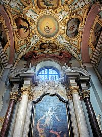 jedena z bočných kaplniek s oltárnym obrazom