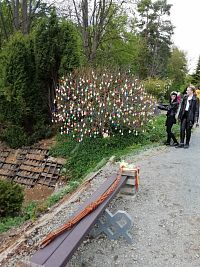 strom naozaj plný kraslíc a nechýba ani veľký korbáč