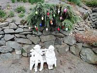 babička a dedeček pod veľkonočnou výzdobou